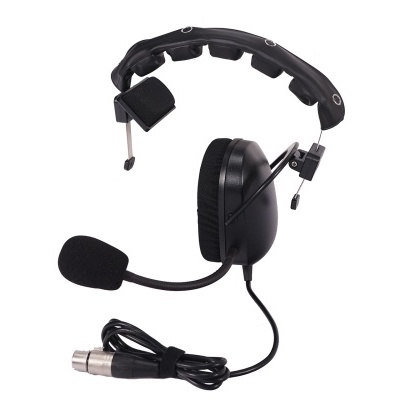 Auricular preto com microfone e cabo XLR em fundo branco