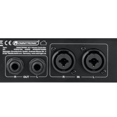 Parte traseira do controlador de volume Omnitronic VCR-1 com conexões áudio R e L e rótulo técnico
