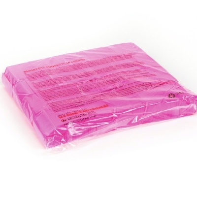 Pacote de guardanapos cor-de-rosa em embalagem plástica transparente