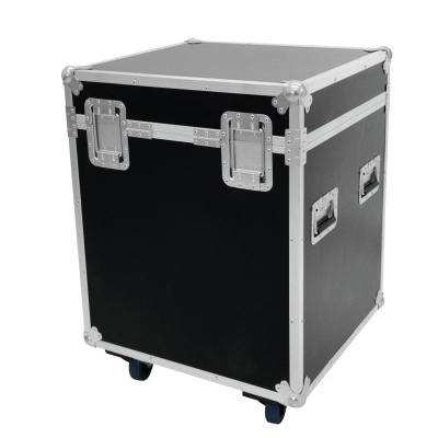 Flight case preto com reforços metálicos prateados e rodas