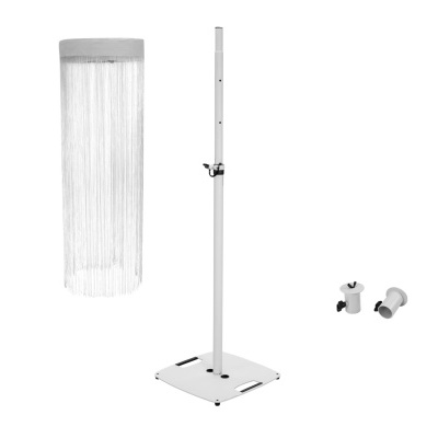 Suporte metálico branco com cortina de fios e acessórios pequenos em fundo branco