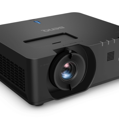 Projetor preto BenQ com lente em destaque e grelha lateral