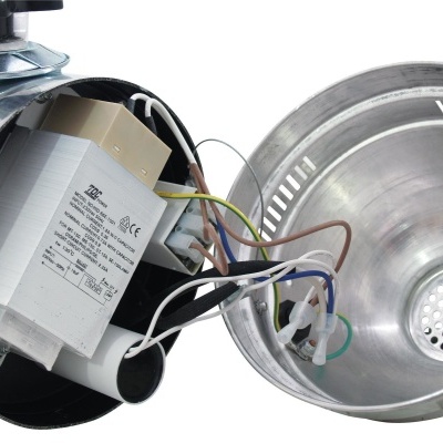 Luminária industrial metálica com transformador e fios expostos