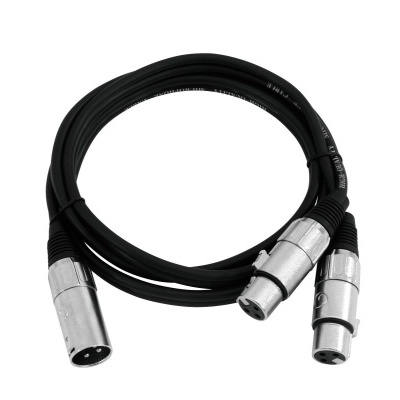 Cabo de áudio preto com conectores XLR metálicos