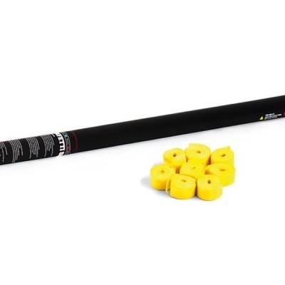 Tubo preto cilíndrico com rótulo e danos de taco de bilhar amarelos sobre superfície branca