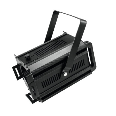 Iluminação de palco ou estúdio metálica preta com suportes ajustáveis.