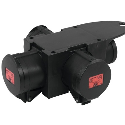 Tomada de energia industrial preta com três tomadas e etiquetas vermelhas