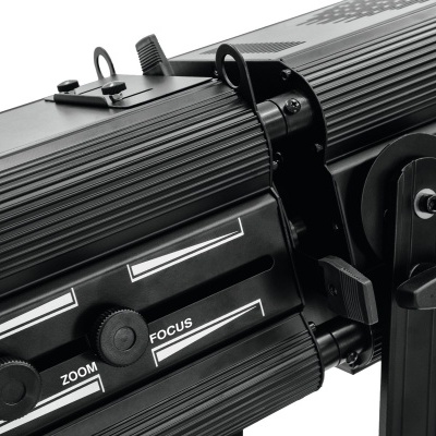 Projetor preto com controles de zoom e foco visíveis