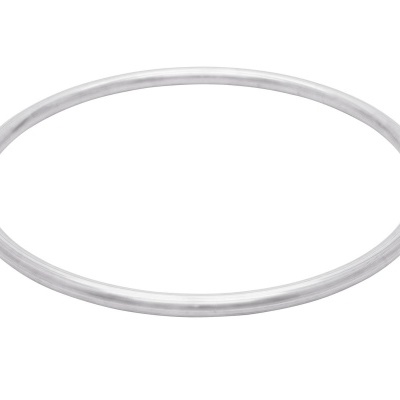 Aro metálico prateado liso sobre fundo branco