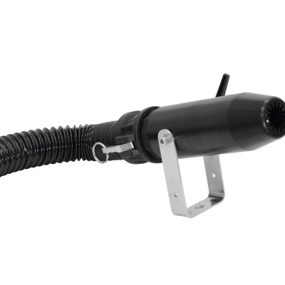 Mangueira preta ligada a aparelho cilíndrico negro com suporte metálico