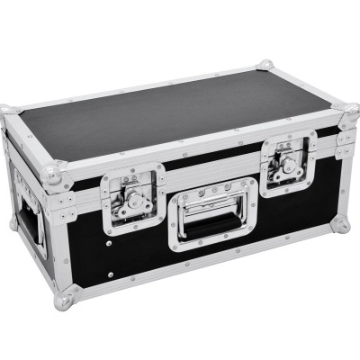 Mala de transporte preta com armação metálica prateada e fechos