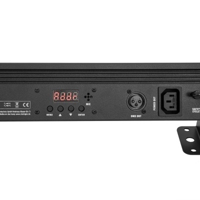 Painel traseiro de equipamento preto com display digital e portas de controlo.