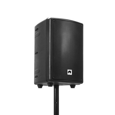 Coluna de som preta com suporte em fundo branco