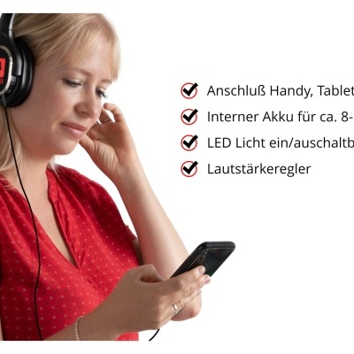 Mulher a usar auscultadores pretos com detalhe vermelho e segurando telemóvel preto com texto promocional ao lado.