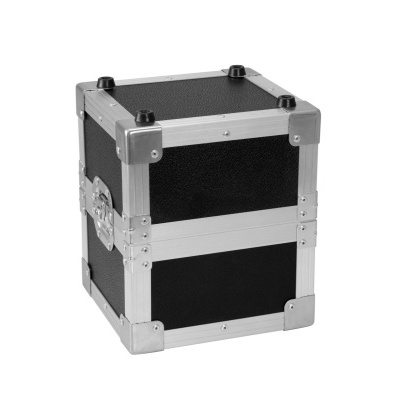 Caixa cúbica preta com armação metálica prateada e cantos reforçados