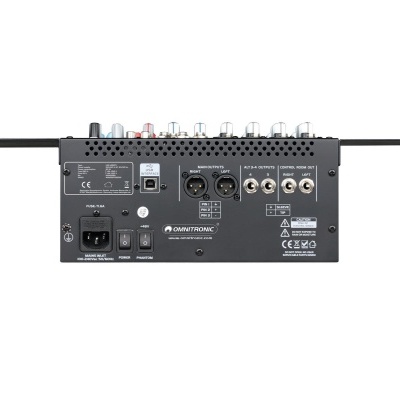 Painel traseiro de equipamento de áudio com várias conexões e etiquetas técnicas