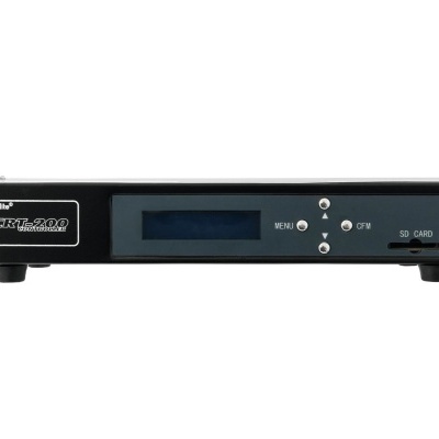 Aparelho eletrónico preto com ecrã e botões na frente