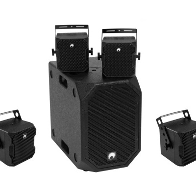 Conjunto de cinco colunas de som pretas com diferentes tamanhos e suportes