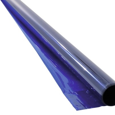 Rolo de película azul translúcida brilhante em fundo branco