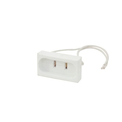 Tomada elétrica dupla branca com cabo em fundo branco