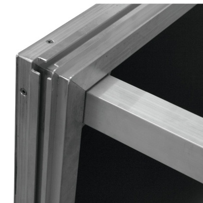 Canto de estrutura metálica com perfis prateados e superfície preta