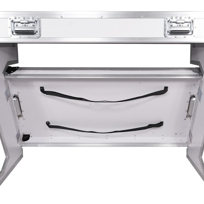 Mesa dobrável metálica prateada com alças pretas na parte interior