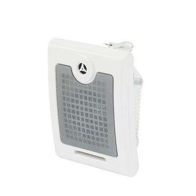 Aquecedor portátil branco com grelha cinzenta e botão redondo