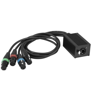 Cabo de áudio com quatro conectores XLR coloridos ligados a um adaptador preto