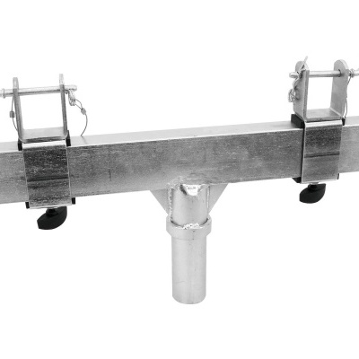 Suporte metálico prateado com grampos ajustáveis e base cilíndrica sobre fundo branco