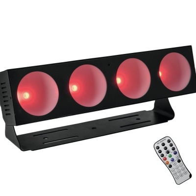 Barra de luzes LED preta com quatro focos cor-de-rosa e comando remoto