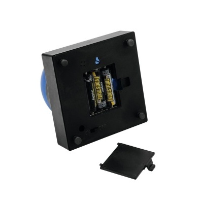 Base quadrada preta com compartimento de baterias aberto e tampa removível.