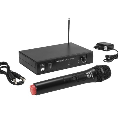 Conjunto microfone sem fios com recetor, cabos e adaptador em fundo branco