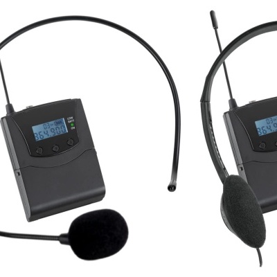 Dois microfones sem fio com auscultadores e unidade transmissora preta com ecrã digital