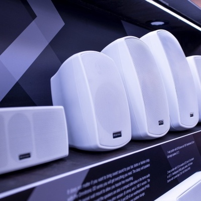 Colunas brancas de vários tamanhos em exposição com grelha perfurada