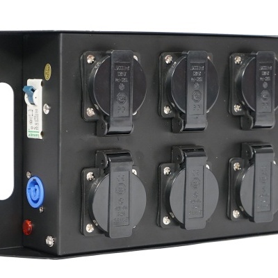 Bloco preto com seis tomadas elétricas e botão vermelho