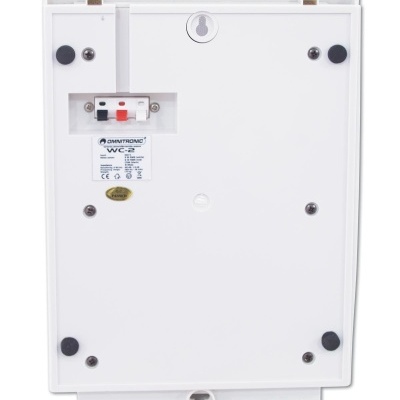 Caixa elétrica branca com etiqueta OMNITRONIC e botões vermelhos e pretos