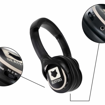 Auscultadores sem fios pretos com marca BEATFOXY e botões para controlo.