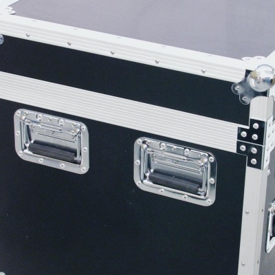 Mala preta com estrutura metálica e duas pegas embutidas