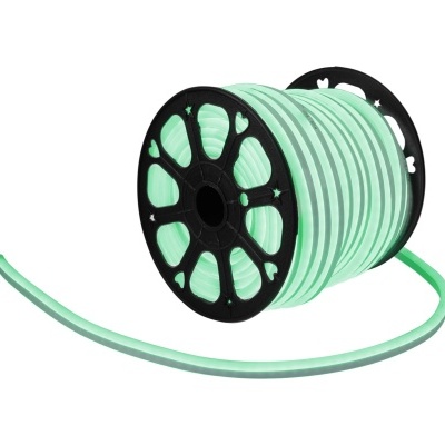 Rolo de fio verde menta sobre carretel preto