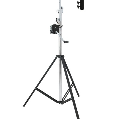 Tripé metálico ajustável com manivela e rolo de cabo, fundo branco