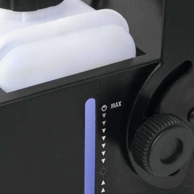 Reservatório branco de plástico com tampa preta em máquina preta, com indicador MAX e seletor manual
