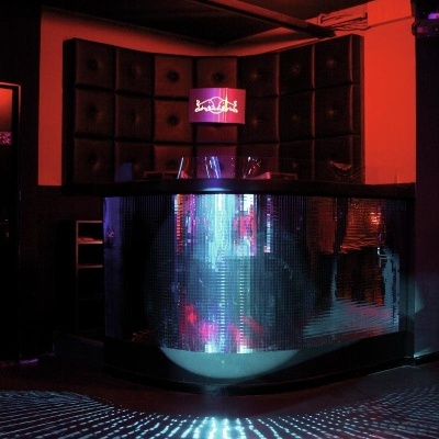 Balcão reflectivo com luzes LED num ambiente de discoteca escura