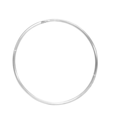 Argola de brincos metálica prateada em fundo branco