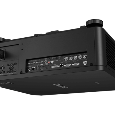 Projetor preto com várias portas e cabo ligado