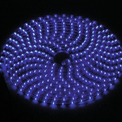 Rolo de fita LED azul em fundo preto