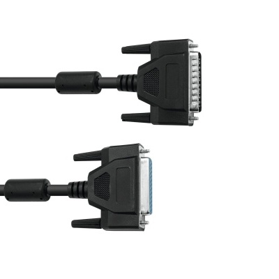 Cabo preto com conectores DB25 em fundo branco