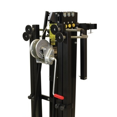 Equipamento de ginásio preto com manivela e polias