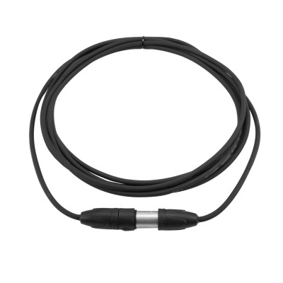 Cabo preto com conector metálico