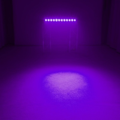 Iluminação LED em barra com luz roxa numa estrutura metálica