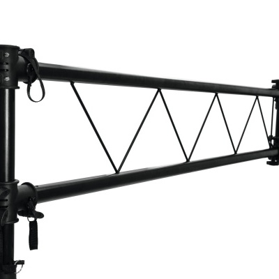 Estrutura metálica preta com padrão triangular